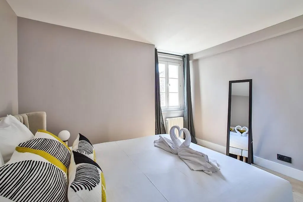 41.Typical Parisian Flat#4Pers#Le Marais#Beaubourg Apartment 0*, Paris