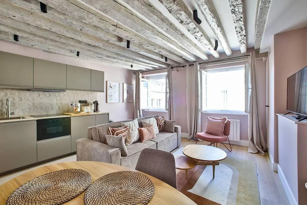 41.Typical Parisian Flat#4Pers#Le Marais#Beaubourg Apartment
