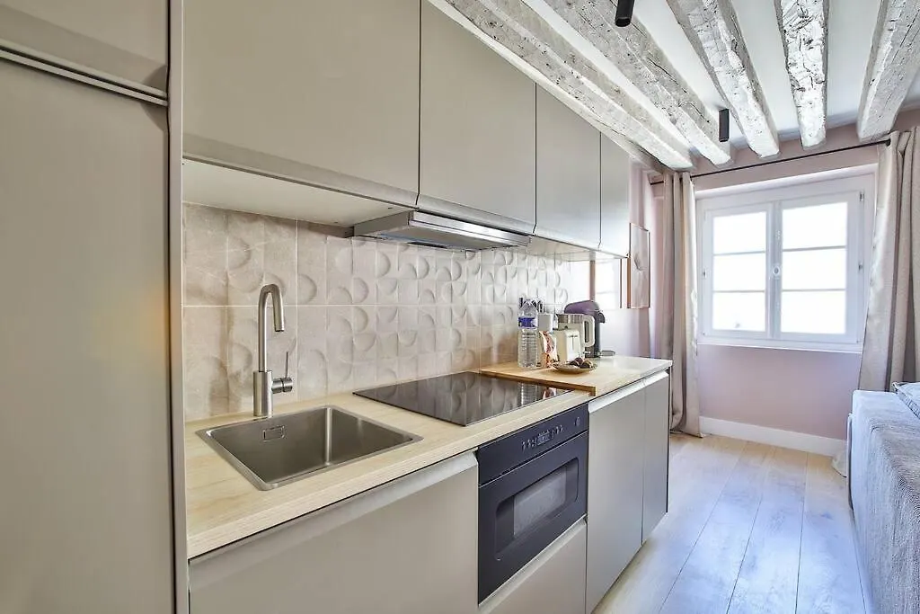 41.Typical Parisian Flat#4Pers#Le Marais#Beaubourg Apartment